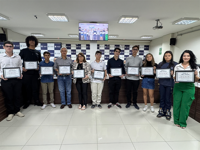 Legislativo Patense condecora estudantes com diploma de Mérito Estudantil