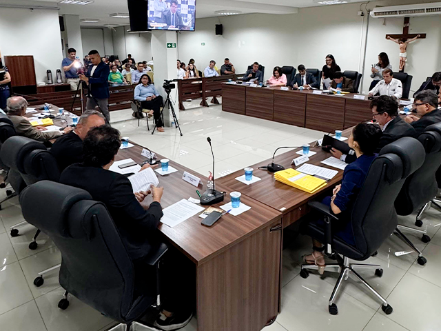    Segunda reunião ordinária da Câmara Municipal tem definição de líder do prefeito, explicações técnicas de secretários sobre os projetos e votação de reajuste de vencimentos e subsídios